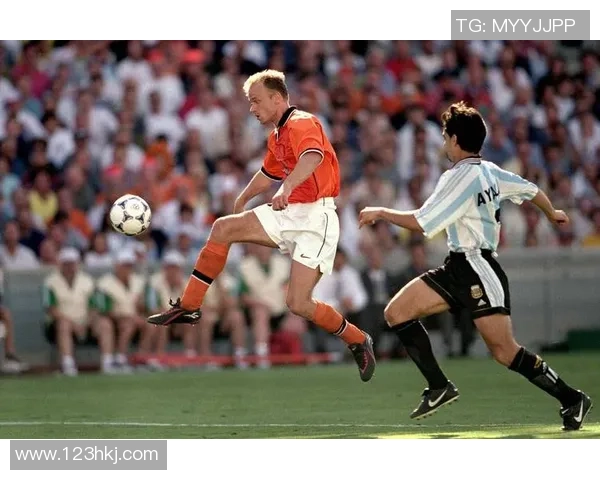 荷兰足球巨星的传奇故事与辉煌成就回顾