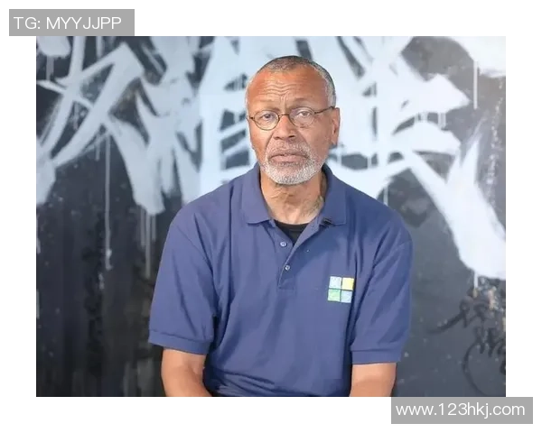 街头艺术家用创意画笔描绘足球明星头像展现运动激情与艺术魅力